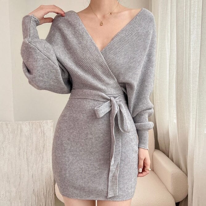 robe pull cache coeur en maille grise avec ceinture nouée au dos, style élégant et confortable pour l'hiver