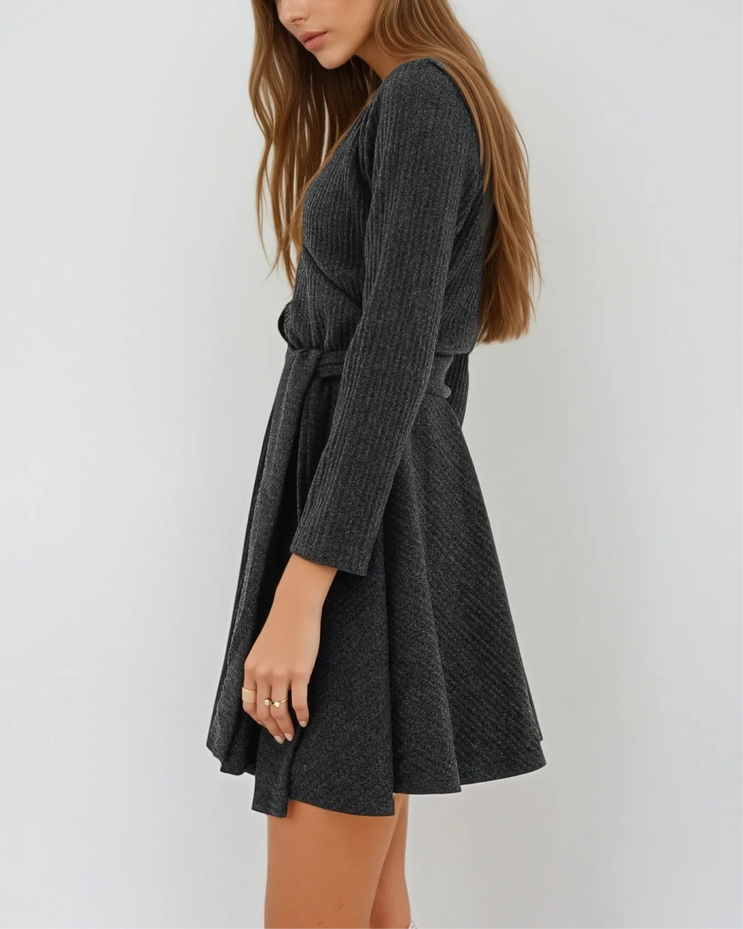 Robe pull cintrée pour femme avec manches longues, design moderne et élégant, parfaite pour l'hiver casual chic.