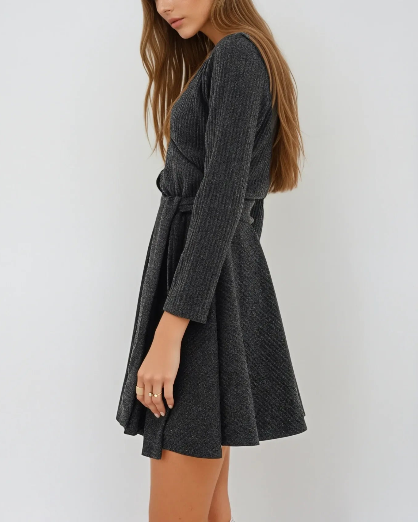 Robe pull cintrée pour femme avec manches longues, design moderne et élégant, parfaite pour l'hiver casual chic.