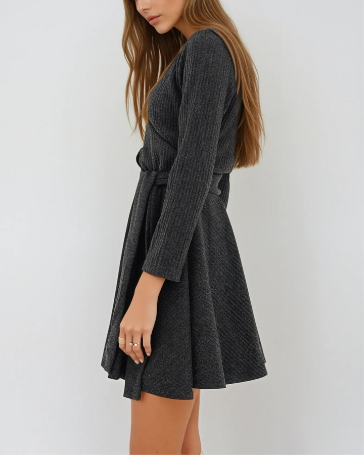 Robe pull cintrée pour femme avec manches longues, design moderne et élégant, parfaite pour l'hiver casual chic.