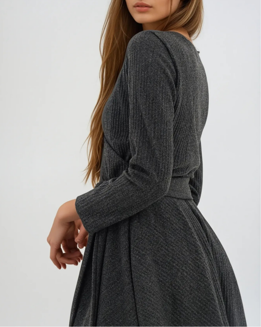 Robe pull cintrée en tricot gris avec manches longues, design élégant et confortable pour un style automnal moderne.