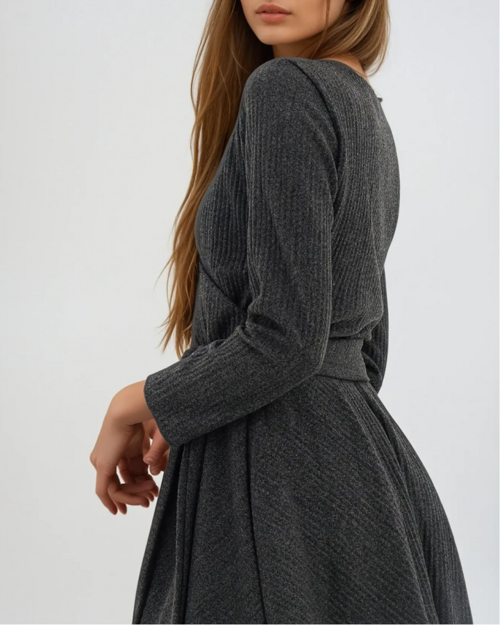 Robe pull cintrée en tricot gris avec manches longues, design élégant et confortable pour un style automnal moderne.