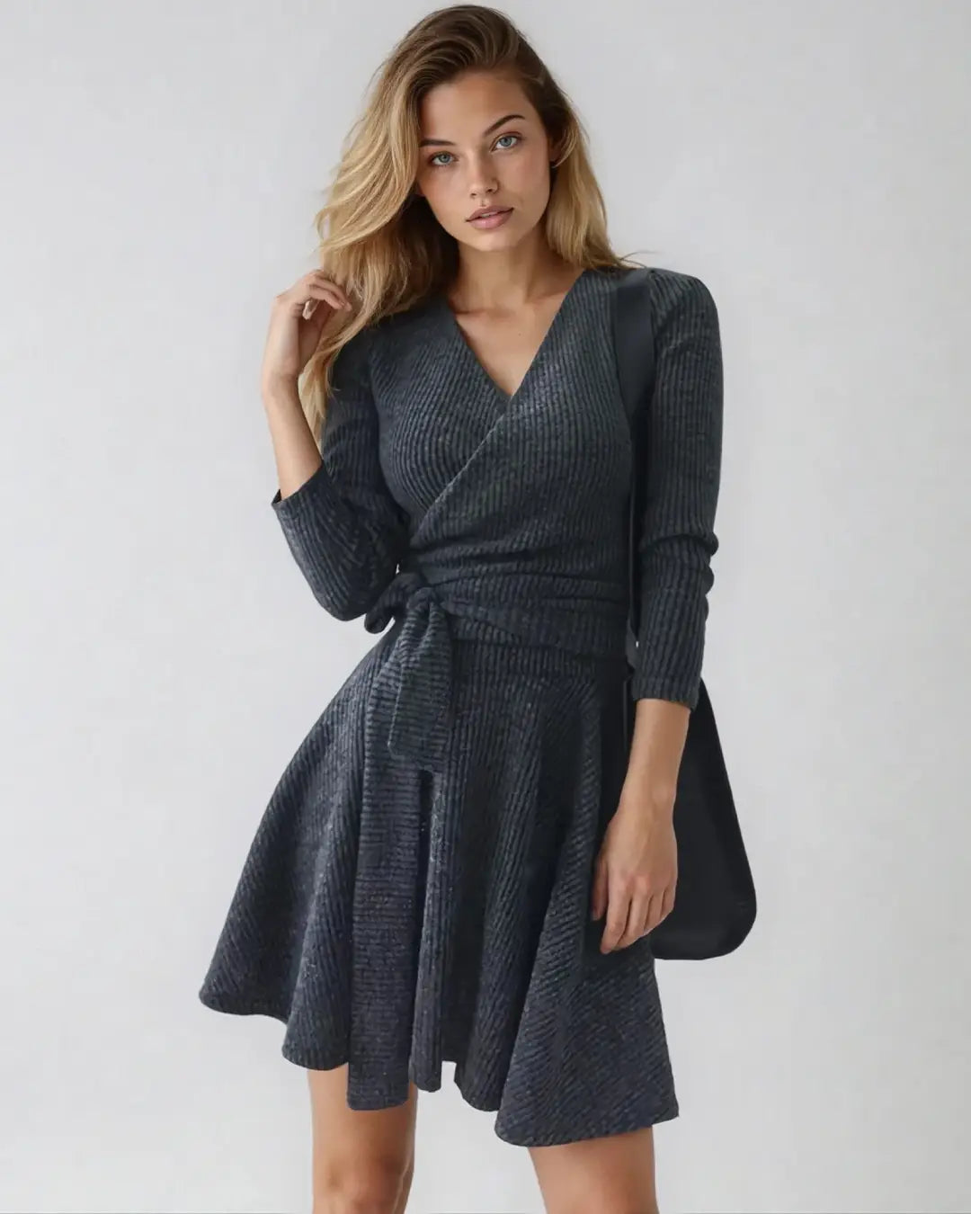 Robe pull cintrée couleur gris foncé, style élégant et décontracté, idéal pour l'automne hiver, manches longues.