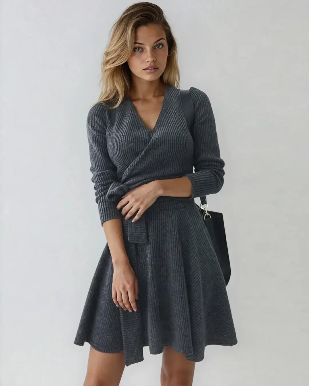 Robe pull cintrée élégante et moderne pour femme, style Sybille, pour un look chic et confortable au quotidien.