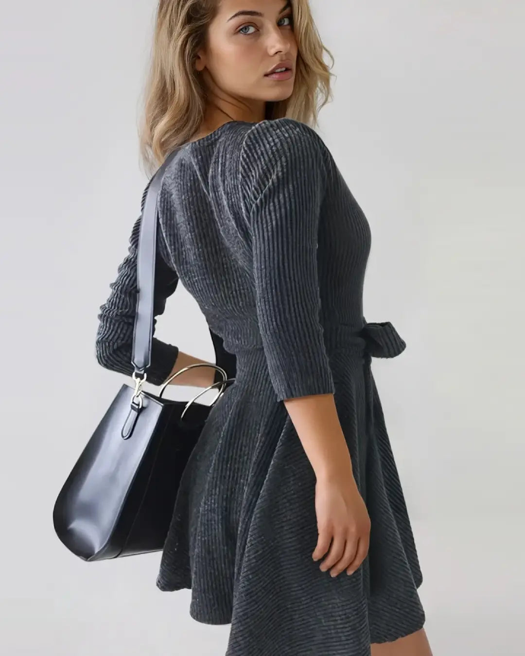 Robe pull cintrée Oriane en tricot côtelé, parfaite pour un look élégant et moderne. Idéale pour l'automne et l'hiver.