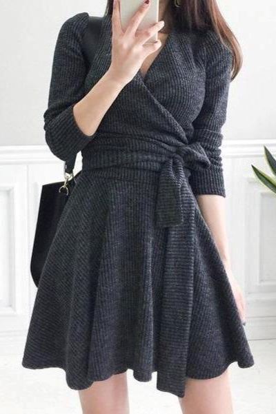 Robe pull cintrée Oriane élégante en laine gris foncé avec ceinture, idéale pour un style chic et confortable.