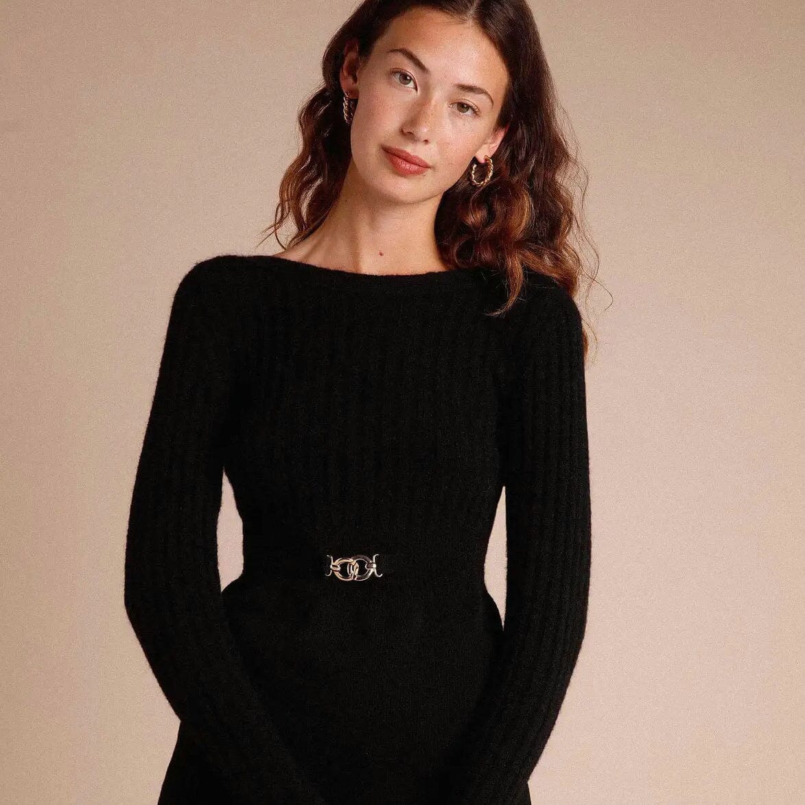 robe pull en laine noire édition limitée mathilde pour femme, coupe élégante parfaite pour l'hiver et les occasions spéciales