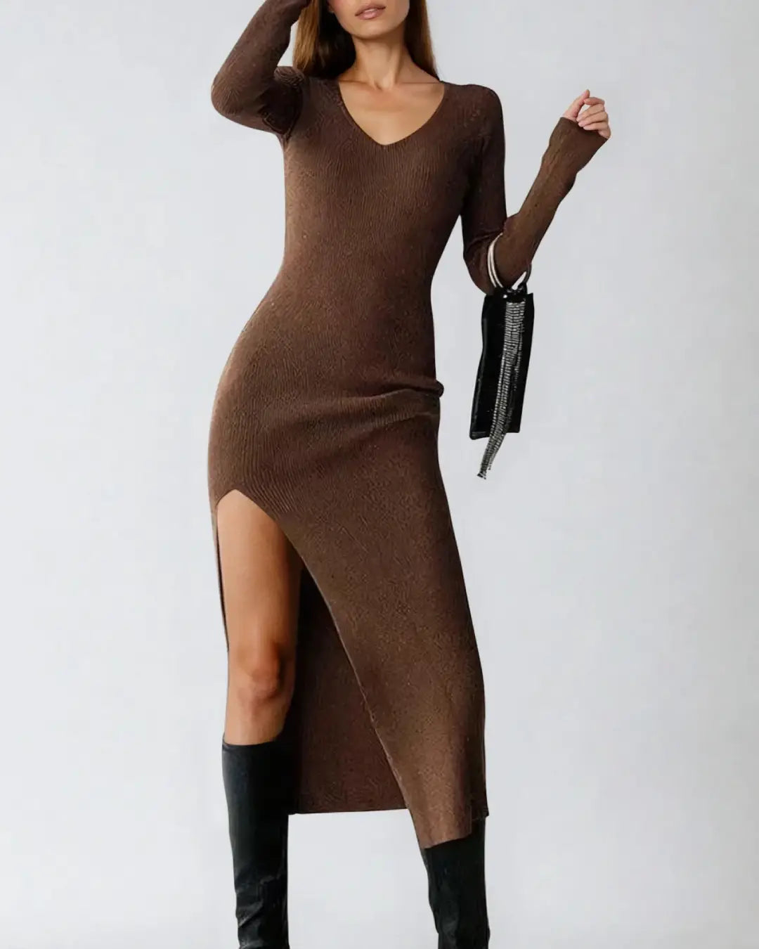 Robe pull longue Céline en tricot marron, fendue, avec manches longues, idéale pour un look élégant et confortable.