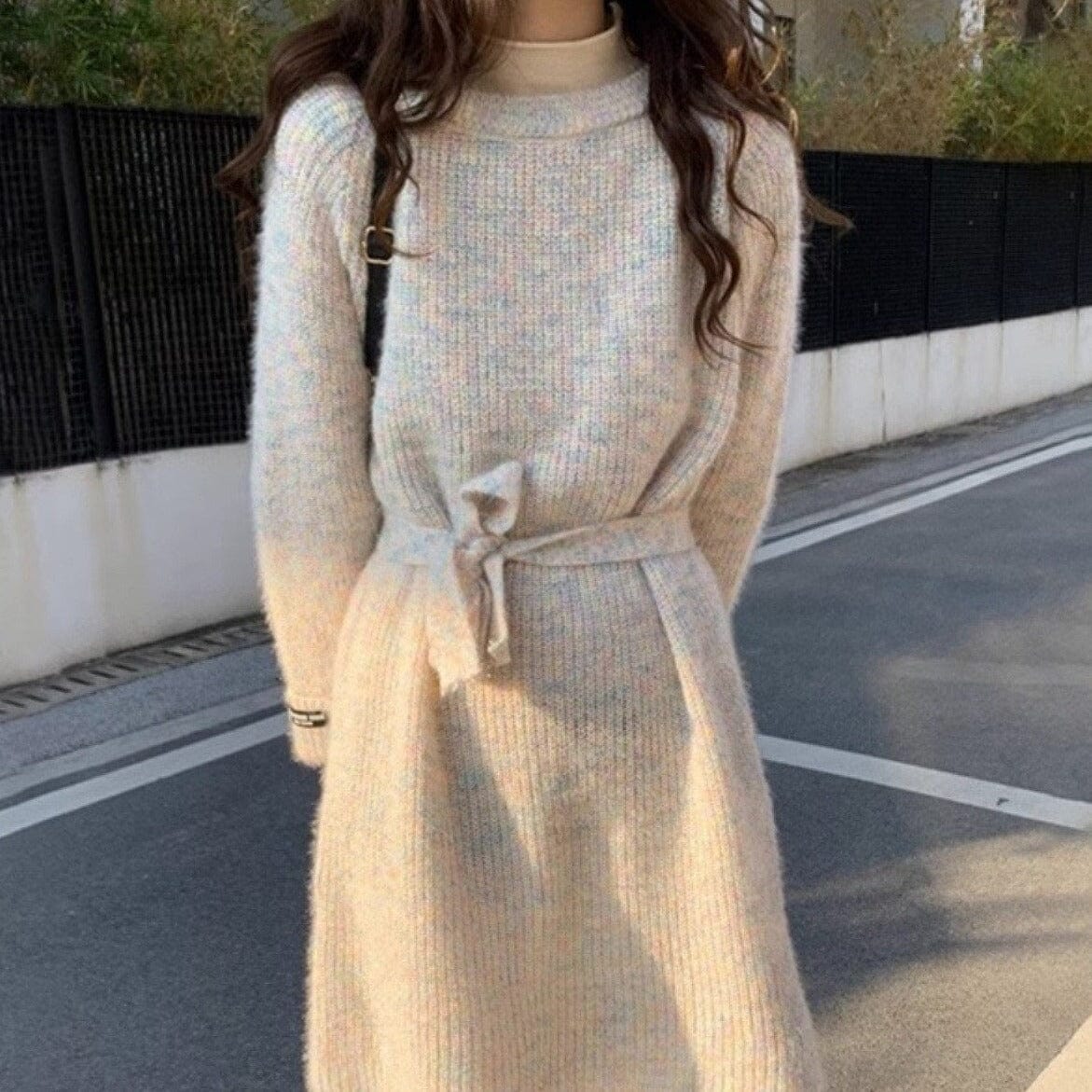 robe pull en maille beige avec ceinture romantique pour une tenue d'hiver élégante et confortable, modèle romane