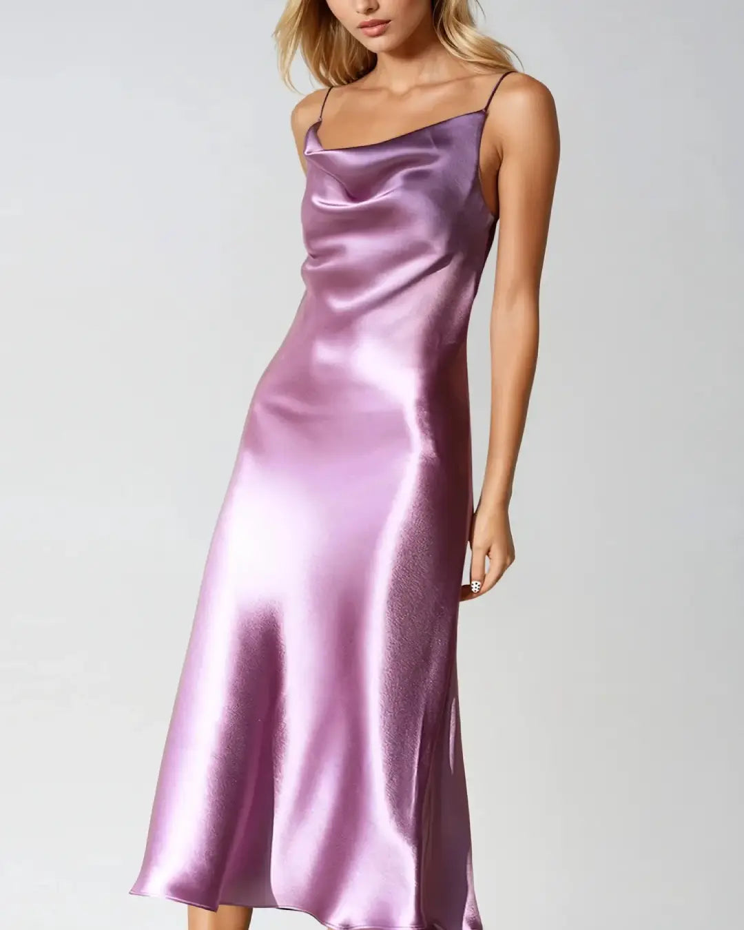 Robe élégante de cocktail en satin Victorine, couleur lavande, avec des bretelles fines, parfaite pour soirées chics.
