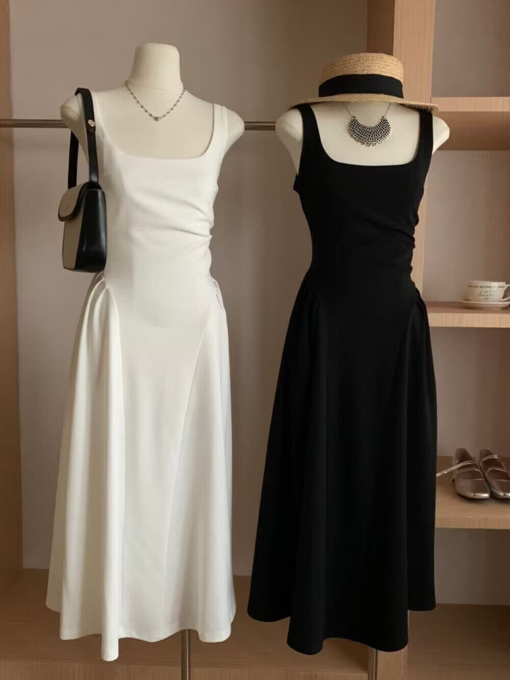 robes du soir longues ingrid en blanc et noir exposées sur des mannequins, parfaites pour des occasions formelles