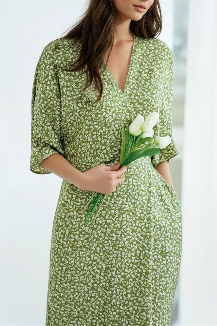 Robe longue fluide fleurie verte avec manches trois-quarts, tenue idéale pour l'été et occasions décontractées.
