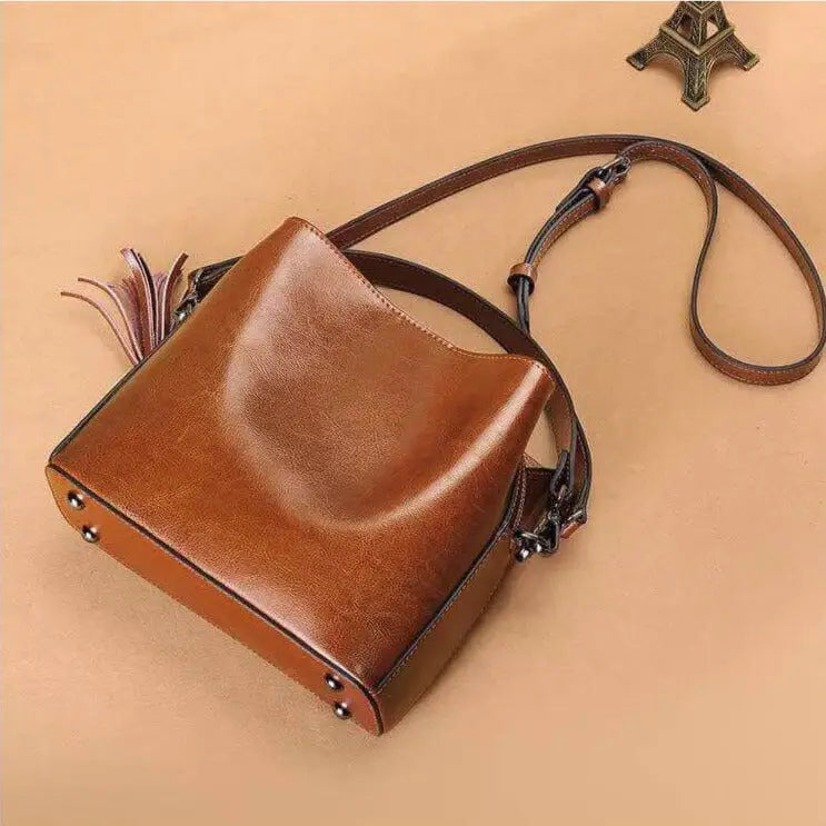 petit sac bandoulière en cuir marron avec lanière ajustable, idéal pour un usage quotidien et un style élégant