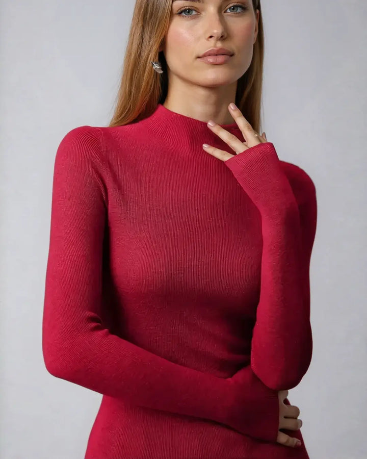 Femme portant un sous-pull col montant rouge, élégant et moderne, parfait pour un style chic et intemporel.