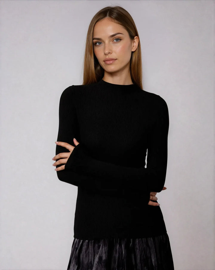 Sous-pull col montant Diane en maille noire, porté par un modèle féminin, parfait pour un look élégant et moderne.