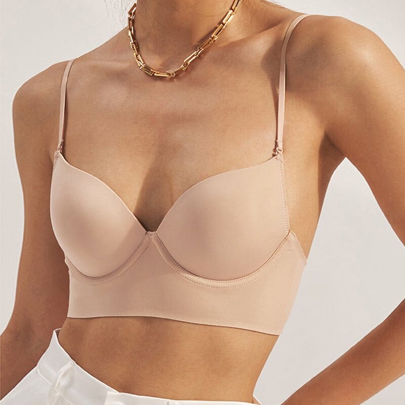 femme portant le soutien-gorge dos nu invisible alexia couleur chair, accessoirisé d’un collier doré, parfaite sous vêtement pour dos nu