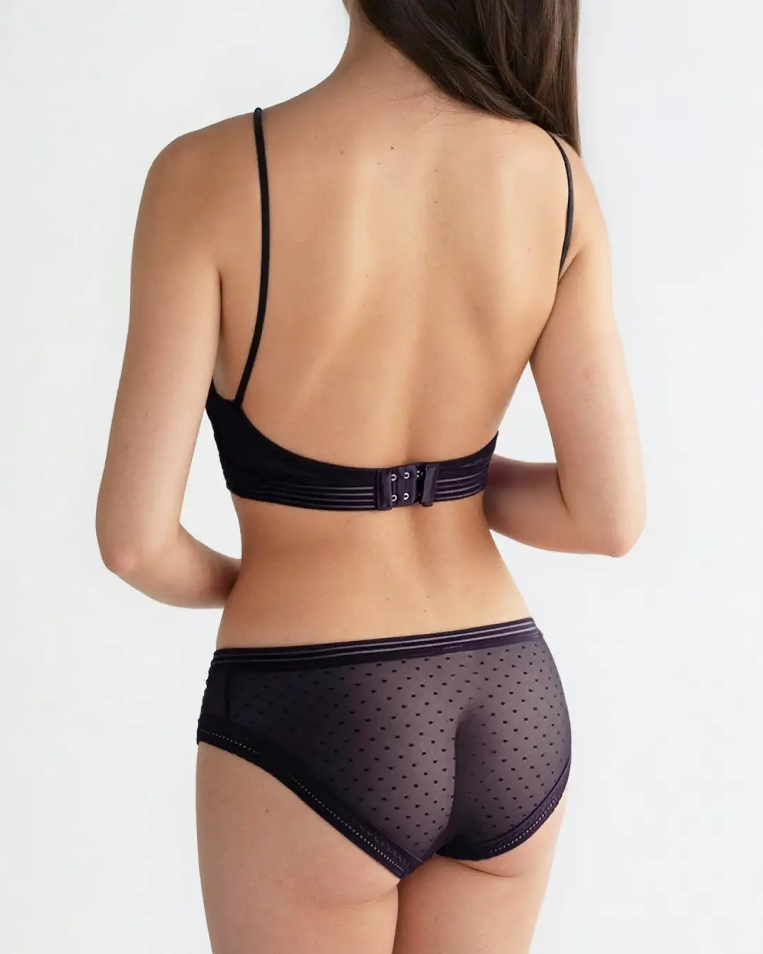 Soutien-gorge dos-nu sans armature Sarah confortable, idéal pour un look discret et élégant, avec détails minimaux.