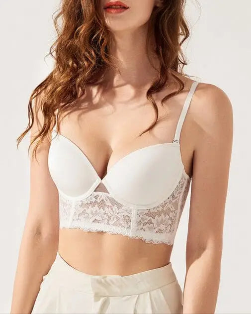 Soutien-gorge dos nu en dentelle blanche Ulyanna, design élégant et féminin apportant un confort optimal et sexy.