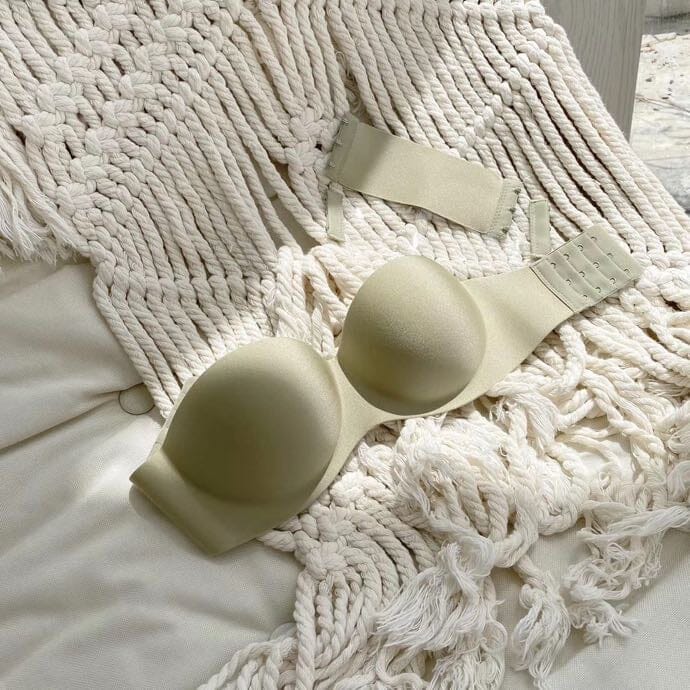 soutien-gorge sans bretelles justine beige sur une couverture en corde tissée, idéal pour une utilisation discrète et confortable