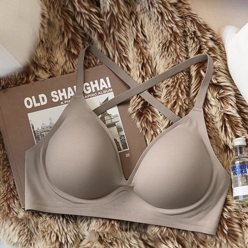 soutien-gorge ampliforme couleur beige modèle eléa avec bretelles croisées, posé sur un livre et une couverture en fourrure