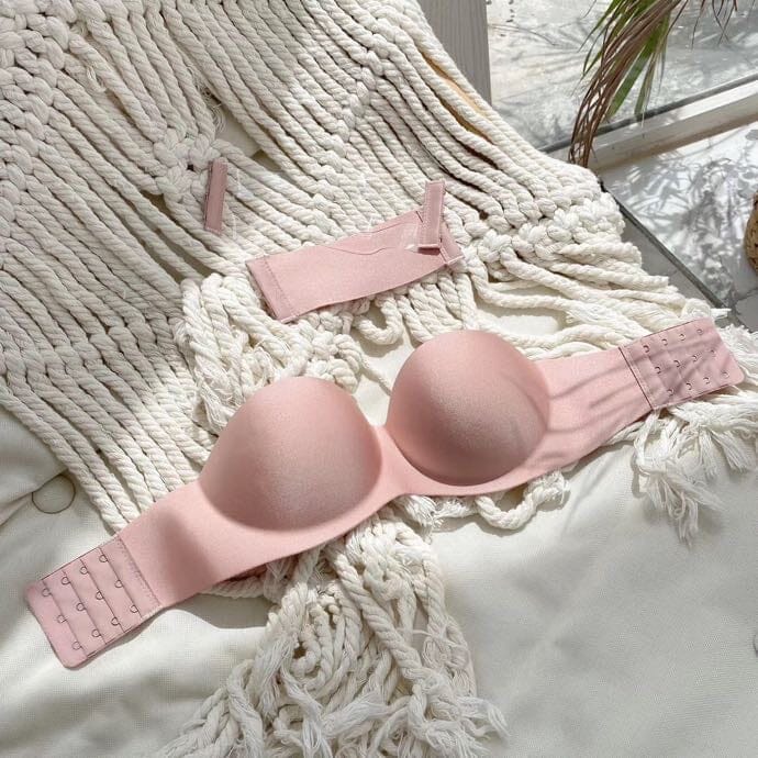 soutien gorge sans bretelles justine en rose sur une couverture blanche, élégant et parfait pour un look sans bretelles