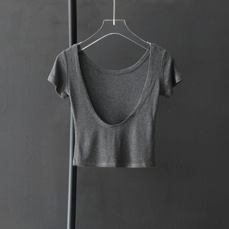 Tee shirt dos nu gris anthracite pour femme, modèle Lilia, à manches courtes, sur fond noir, style élégant et minimaliste