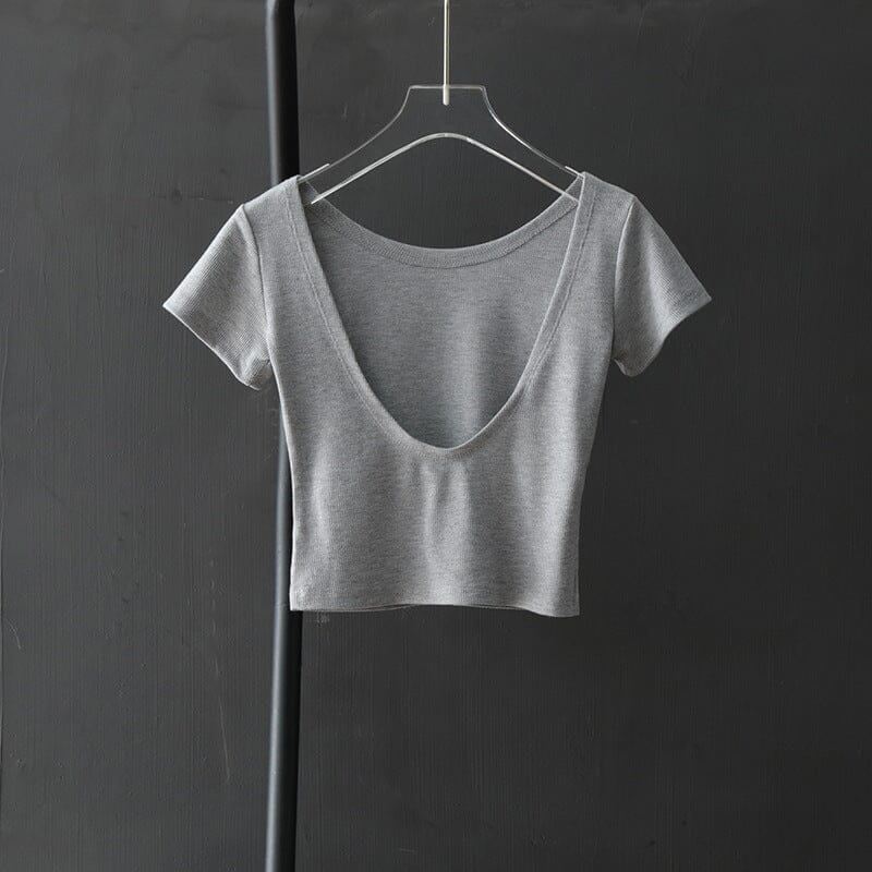 tee shirt dos nu femme gris élégant avec manches courtes et col échancré sur cintre dans un cadre minimaliste