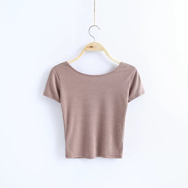 tee shirt dos nu lilia couleur beige suspendu sur un cintre en bois, parfait pour un style estival décontracté