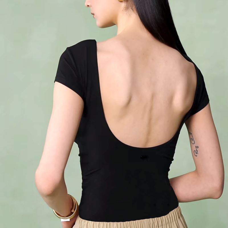 tee shirt dos nu lilia en noir avec col profond et manches courtes, design élégant et stylé pour un look estival