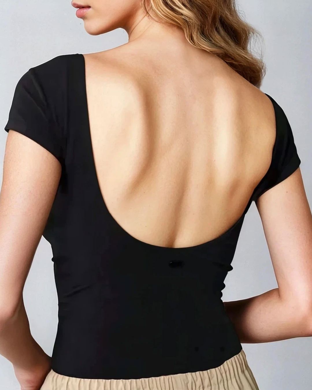 Tee shirt dos nu Lilia en noir, élégant et moderne, parfait pour la saison estivale, mettant en valeur le dos féminin.