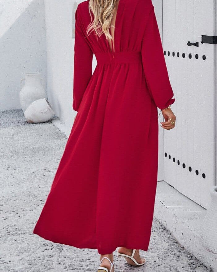 robe longue rouge à manches longues vue de dos avec détails de plis, idéale pour une tenue élégante et sophistiquée