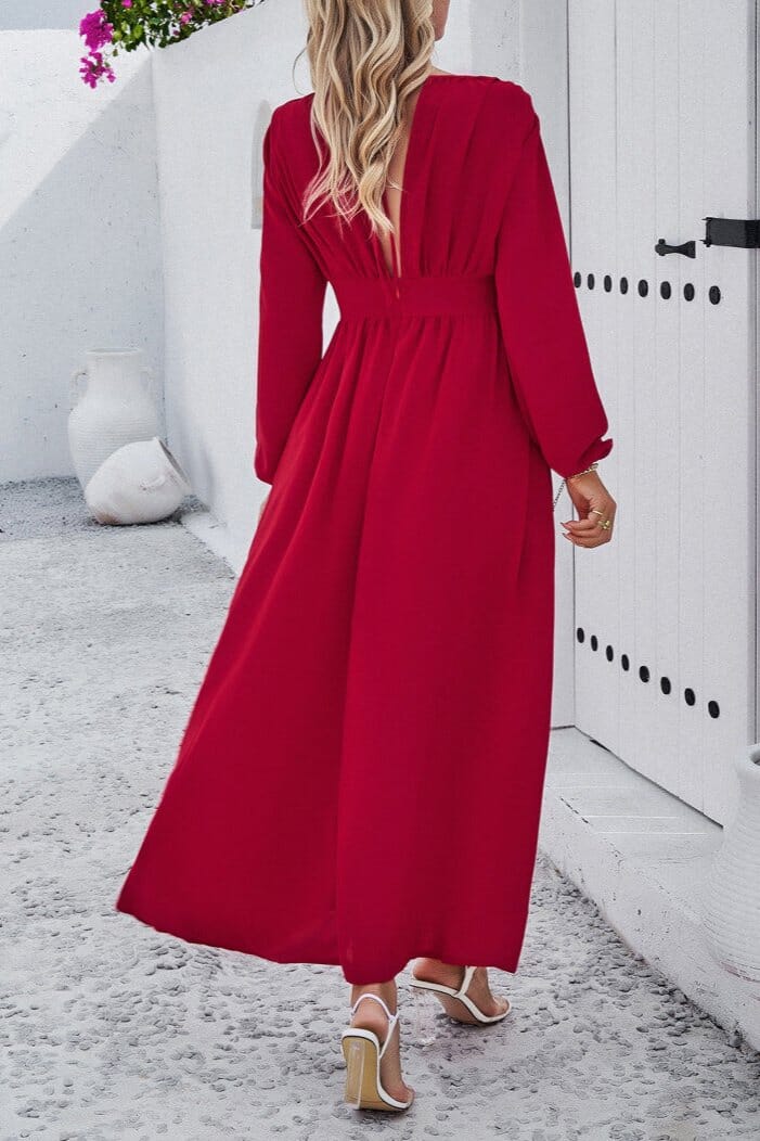 robe longue rouge à manches longues vue de dos avec détails de plis, idéale pour une tenue élégante et sophistiquée