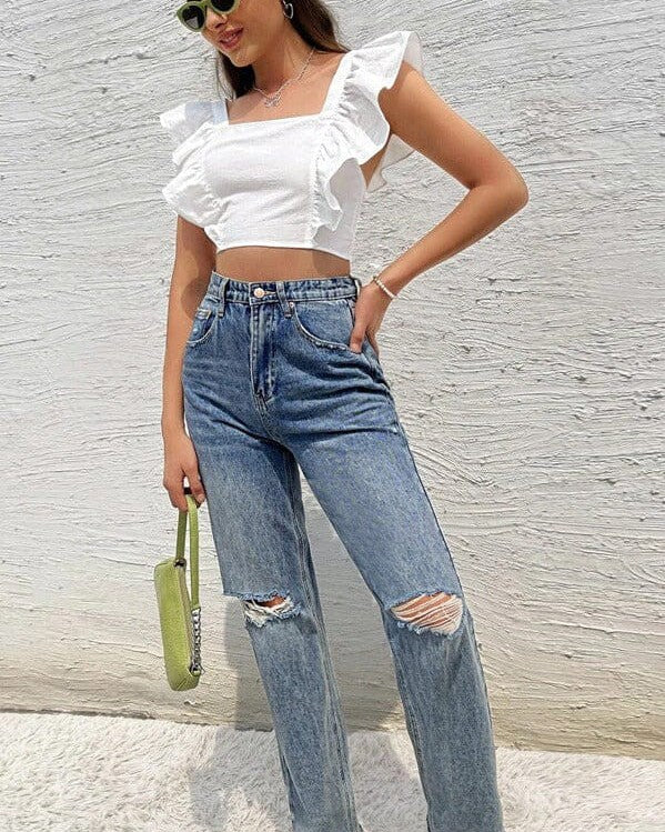 top dos nu volanté ariane en blanc avec jeans déchirés, look estival casual avec sac vert et lunettes de soleil