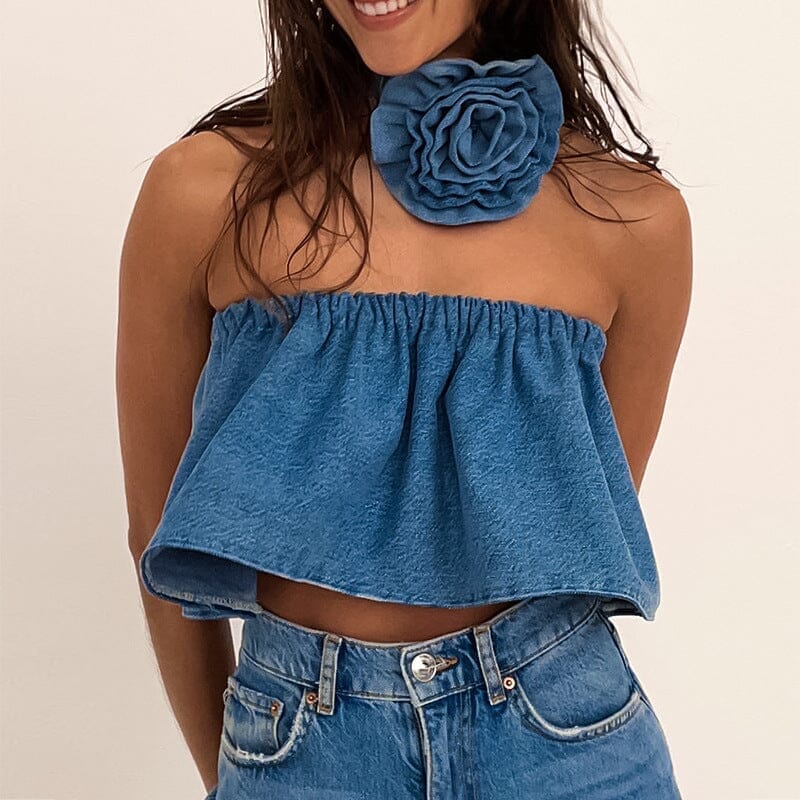 haut bustier jean rose en denim avec col en forme de fleur porté par une femme modèle posant de face, fond neutre