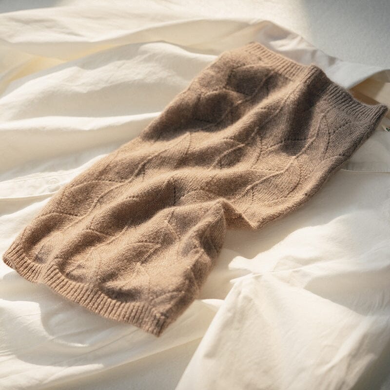 tour de cou cachemire simone pour femme, beige, élégant et doux, parfait pour l’hiver, posé sur un tissu blanc.