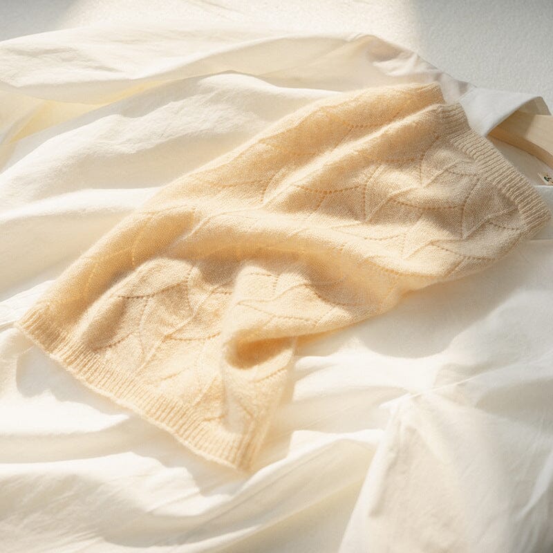 tour de cou en cachemire beige texturisé pour femme sur une surface en tissu blanc, élégant et confortable