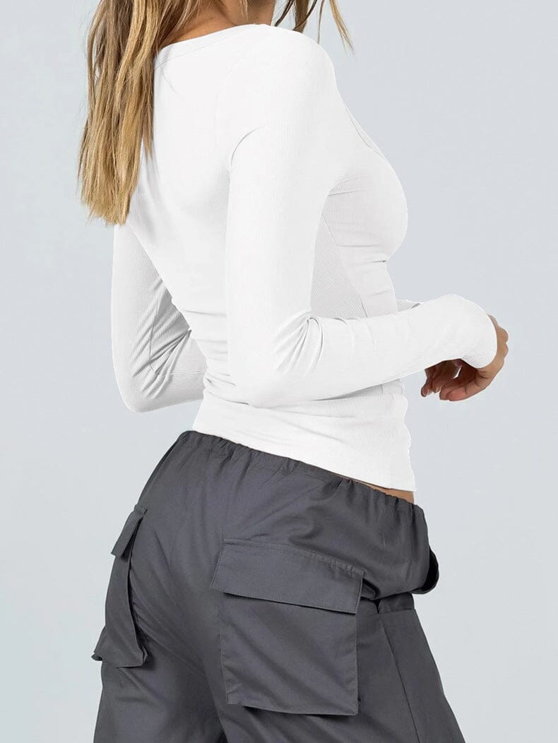 t-shirt manches longues femme moulant blanc élégant vue de dos avec pantalon cargo à poches gris pour un look moderne