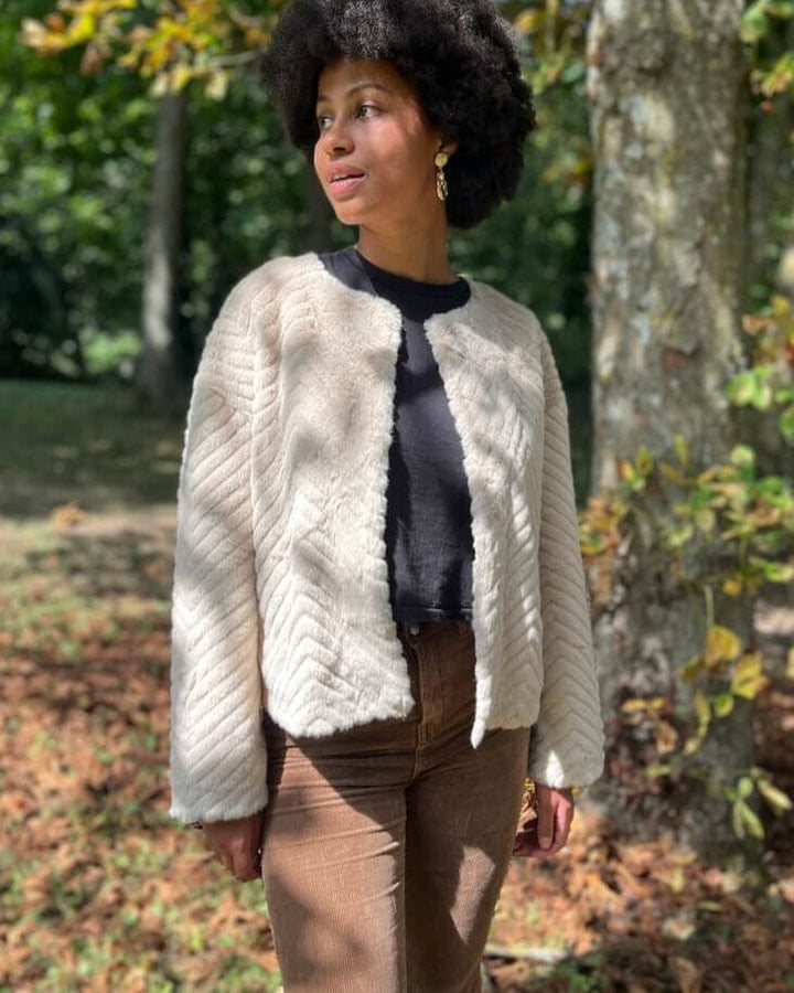 Veste femme en fausse fourrure élégante Marcella portée dans un cadre naturel, idéale pour une tenue chic et confortable.