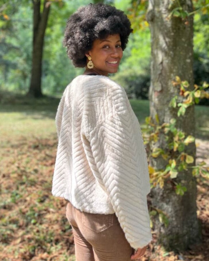 Veste en fausse fourrure chic pour femme, modèle Marcella, portée en extérieur, élégante et confortable.