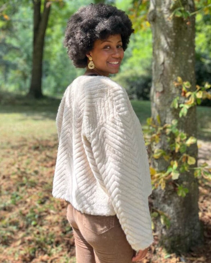 Veste en fausse fourrure chic pour femme, modèle Marcella, portée en extérieur, élégante et confortable.