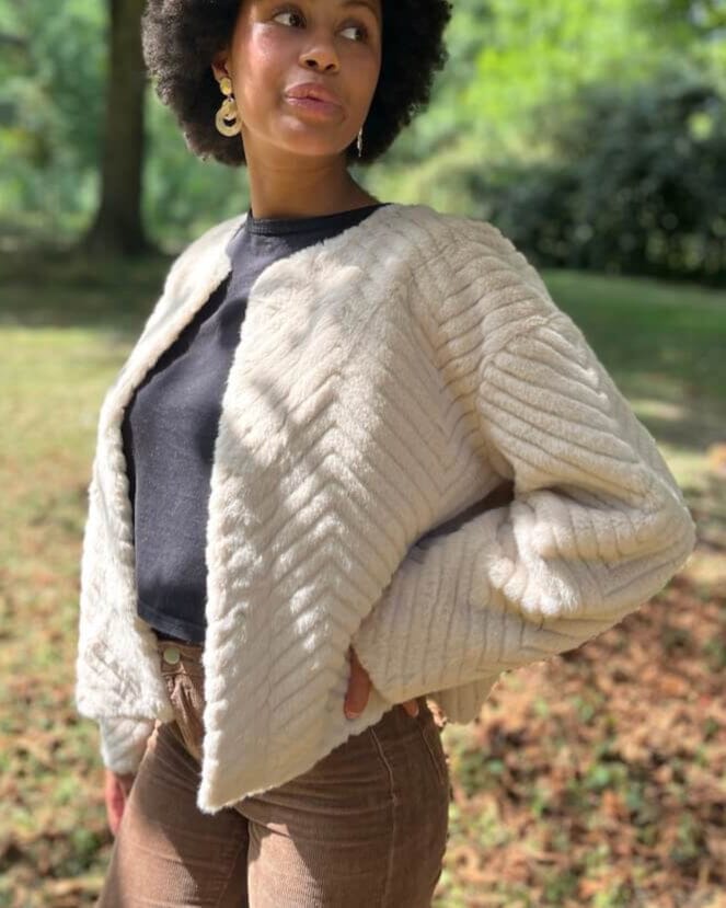 Veste en fausse fourrure chic pour femme signée Marcella, élégante et confortable, parfaite pour un look tendance d'automne.