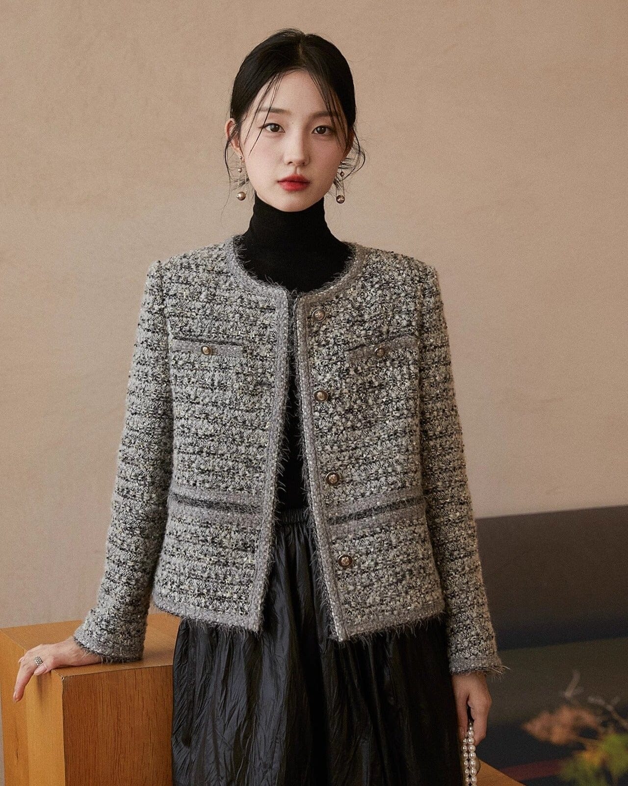 Veste courte en tweed spencer élégante, idéale pour un look chic et intemporel lors de journées fraîches et stylées.