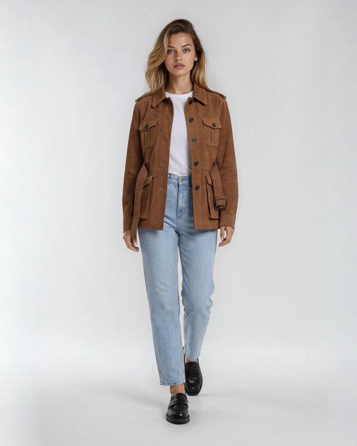 Femme portant une élégante veste saharienne en daim Carole, idéale pour un look automnal chic et décontracté.
