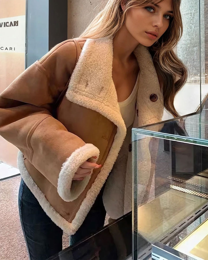 Veste en daim marron pour femme avec doublure chaude en fourrure, idéale pour un style élégant et confortable en hiver.