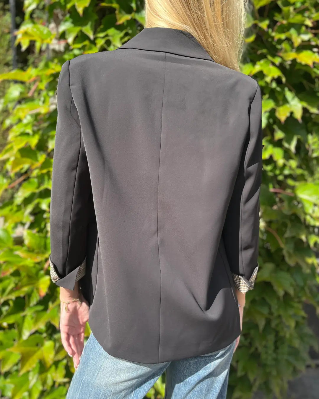 Blazer noir élégant pour femme, coupe droite, vue arrière, idéal pour une tenue sophistiquée et moderne en extérieur.
