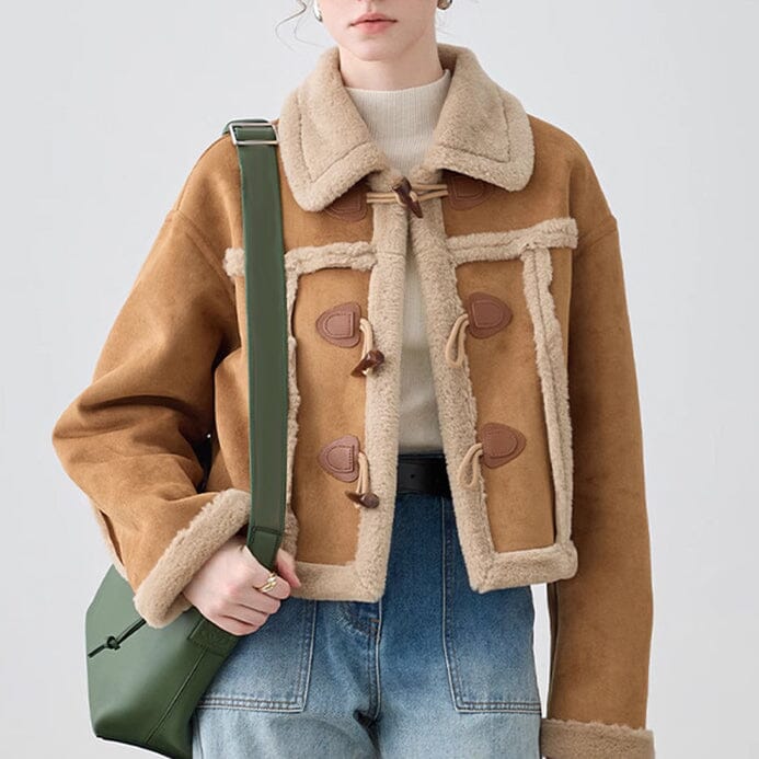 femme portant un blouson fourré valeria en daim marron et laine beige avec jeans et sac à main vert