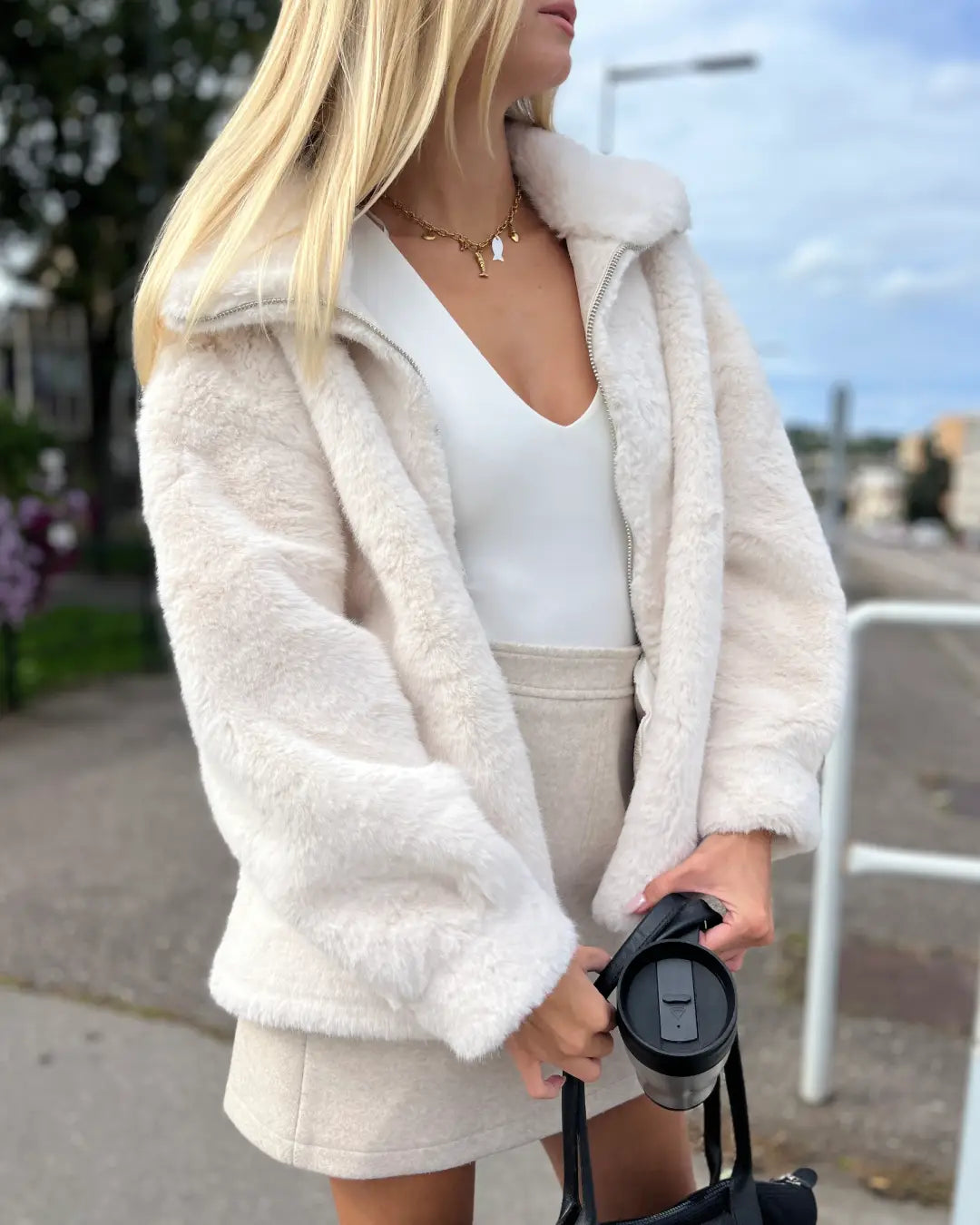 Veste en fausse fourrure douce et élégante Julia pour femme, parfaite pour l’hiver avec son style moderne et chic.