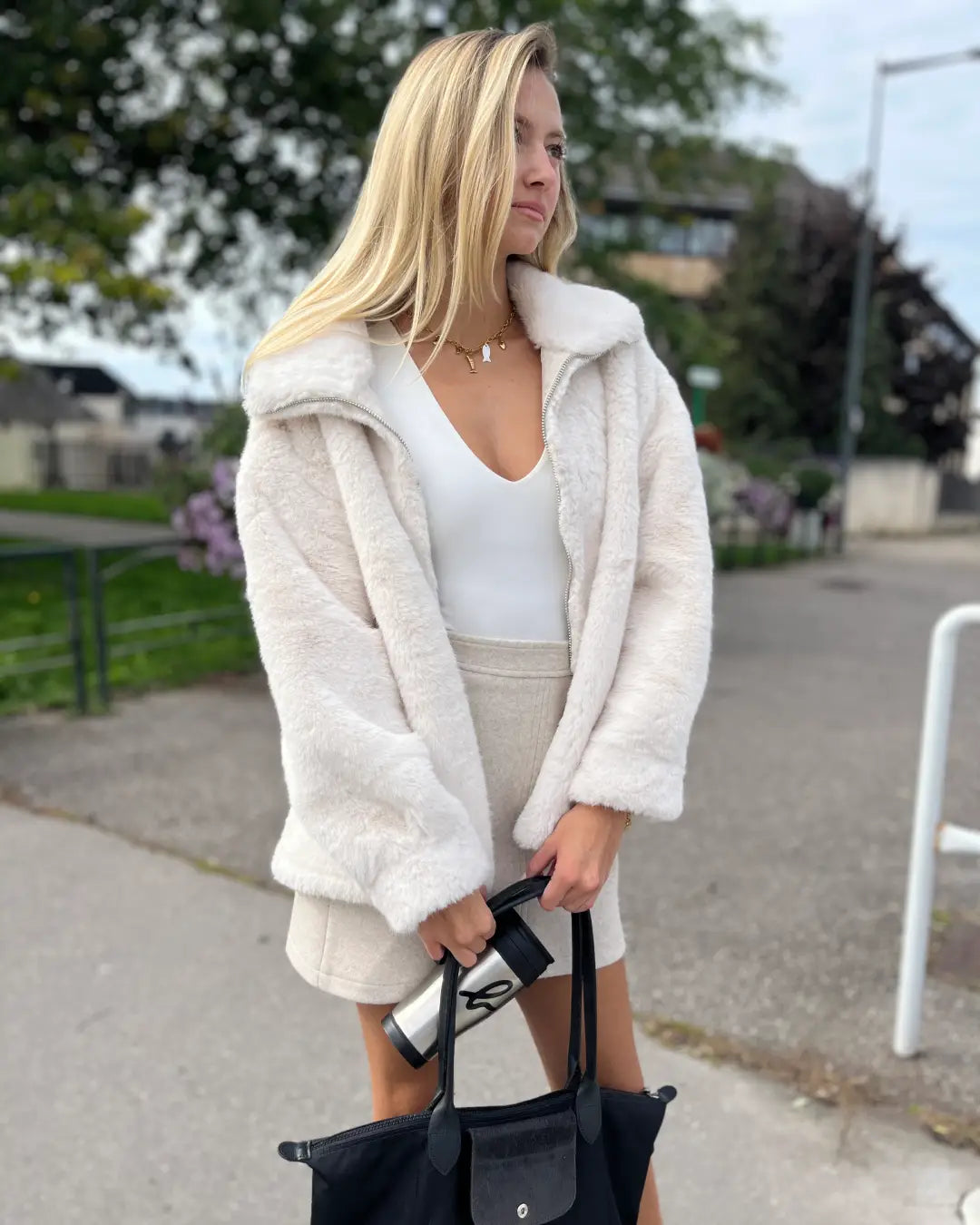 Veste en fausse fourrure Julia pour femme portée lors d'une balade en plein air, élégance et confort assurés.