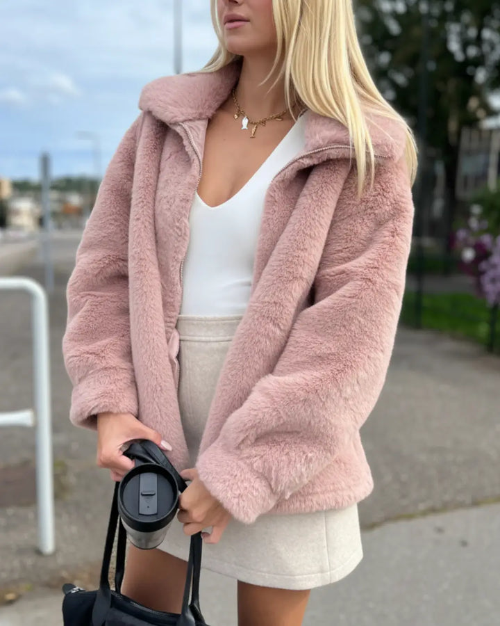 veste en fausse fourrure rose pour femme avec coupe moderne, parfaite pour un look chic et confortable en extérieur