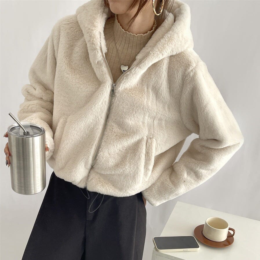 veste capuche fausse fourrure beige pour femmes - modèle amanda avec tasse inox et table à café